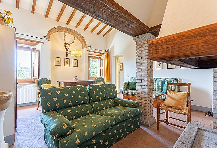 Living room on first floor with sofas and ornamental fireplace . - Villa Il Giulione . (Galería de imágenes) }}