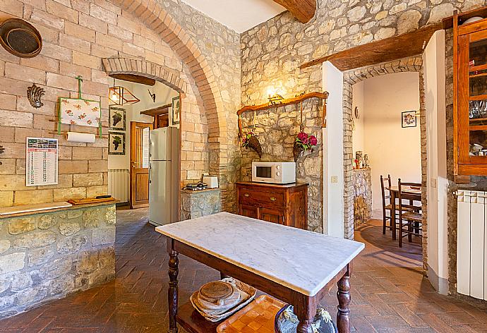 Equipped kitchen . - Villa Il Giulione . (Photo Gallery) }}