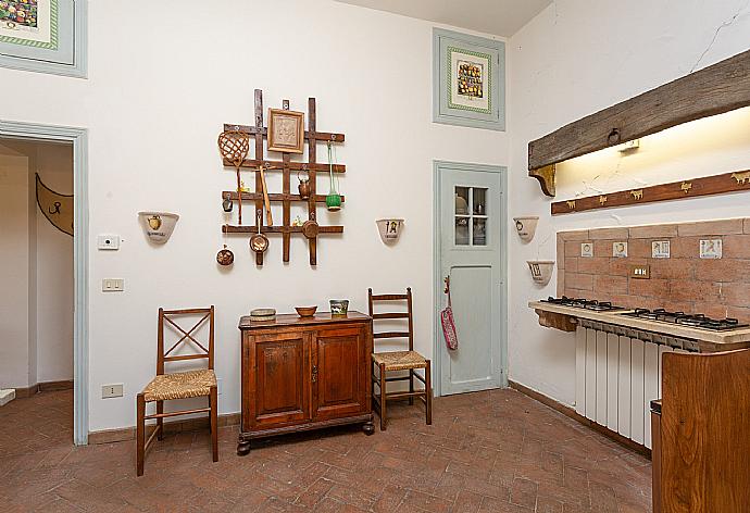 Equipped kitchen with dining area . - Villa Il Giulione . (Galerie de photos) }}