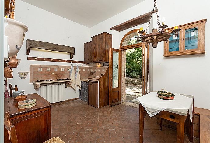 Equipped kitchen with dining area . - Villa Il Giulione . (Galerie de photos) }}