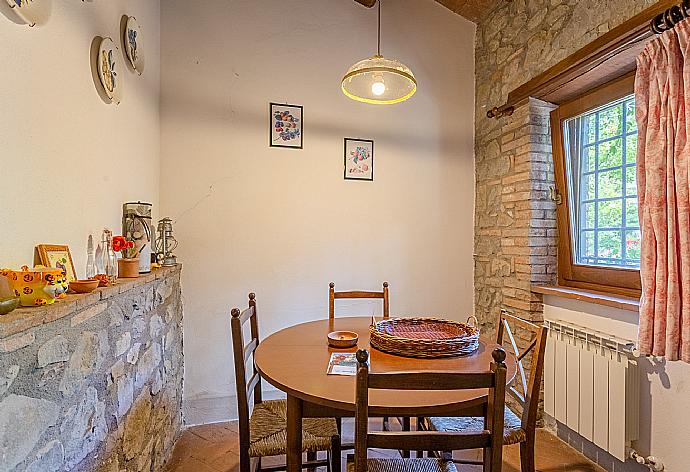 Dining area adjacent to kitchen . - Villa Il Giulione . (Galerie de photos) }}