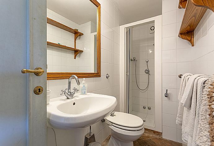 En suite bathroom with shower . - Villa Il Giulione . (Galería de imágenes) }}