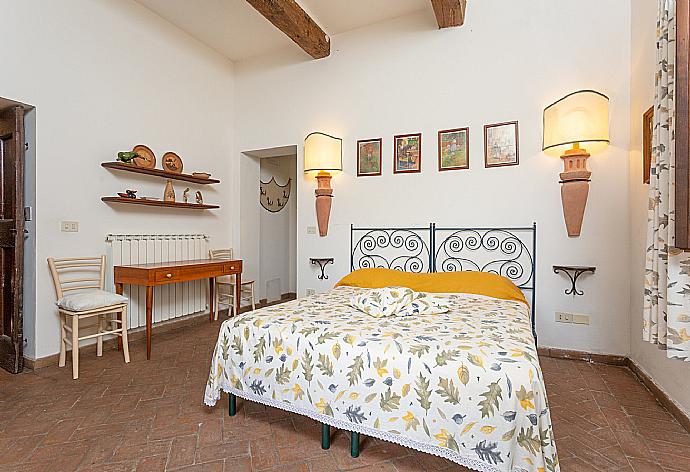 Double bedroom with en suite bathroom . - Villa Il Giulione . (Galleria fotografica) }}