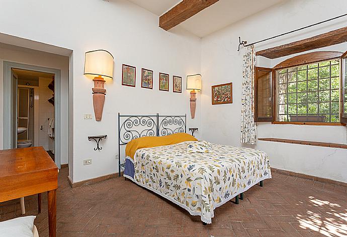 Double bedroom with en suite bathroom . - Villa Il Giulione . (Galería de imágenes) }}