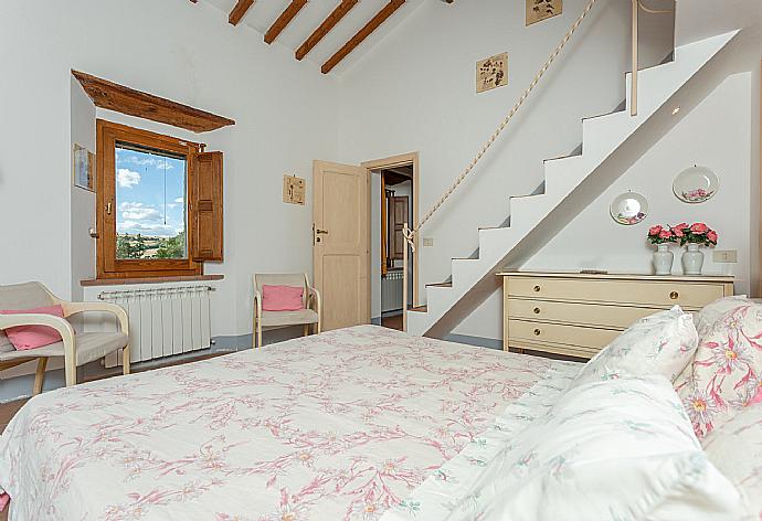 Double bedroom with mezzanine and en suite bathroom . - Villa Il Giulione . (Galería de imágenes) }}