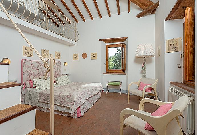 Double bedroom with mezzanine and en suite bathroom . - Villa Il Giulione . (Galerie de photos) }}