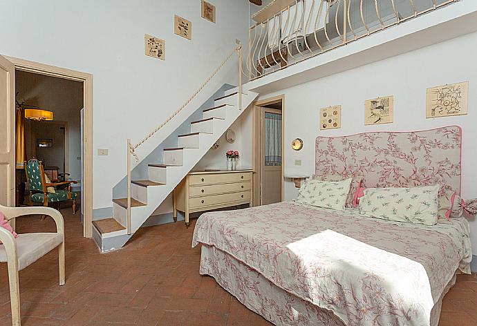 Double bedroom with mezzanine and en suite bathroom . - Villa Il Giulione . (Galería de imágenes) }}