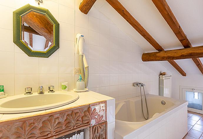 En suite bathroom with bath and shower . - Villa Il Giulione . (Fotogalerie) }}