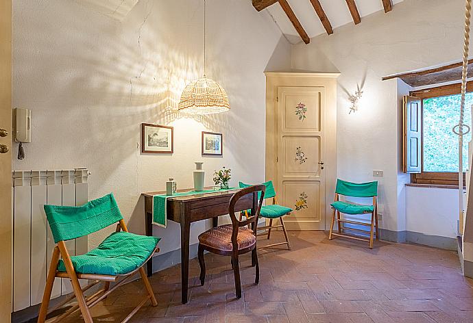 Living area on first floor with mezzanine  . - Villa Il Giulione . (Fotogalerie) }}