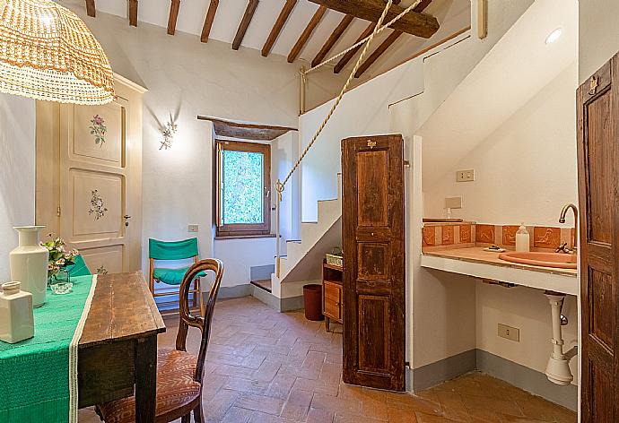 Living area on first floor with mezzanine  . - Villa Il Giulione . (Galleria fotografica) }}