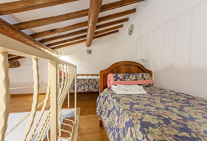 Twin bedroom on mezzanine . - Villa Il Giulione . (Galerie de photos) }}