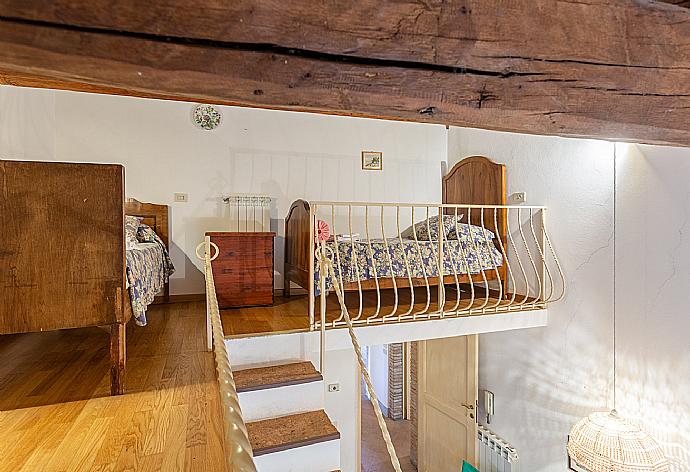 Twin bedroom on mezzanine . - Villa Il Giulione . (Galerie de photos) }}