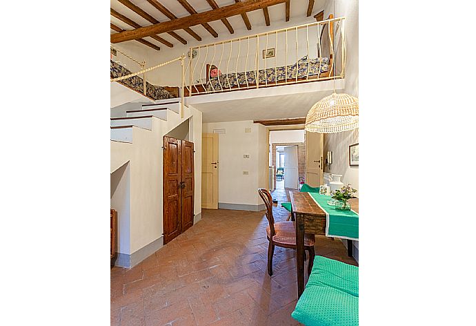 Living area on first floor with mezzanine  . - Villa Il Giulione . (Fotogalerie) }}