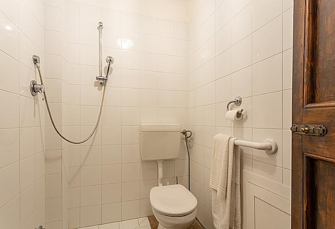 Family bathroom with shower  . - Villa Il Giulione . (Galería de imágenes) }}