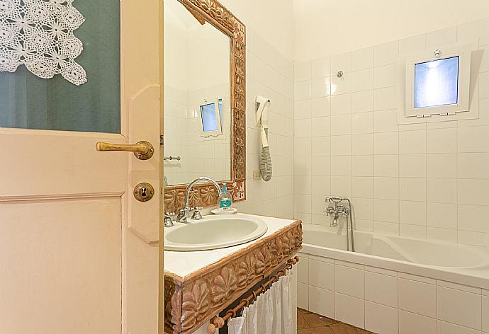 Family bathroom with bath and shower  . - Villa Il Giulione . (Fotogalerie) }}