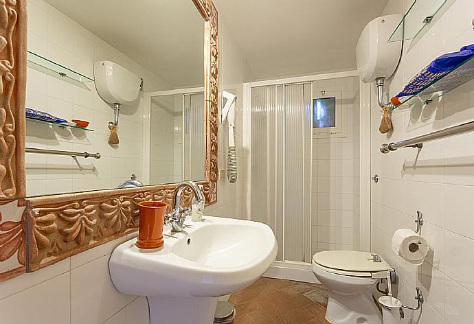 Family bathroom with shower  . - Villa Il Giulione . (Galerie de photos) }}