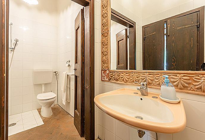 Family bathroom with shower  . - Villa Il Giulione . (Galería de imágenes) }}