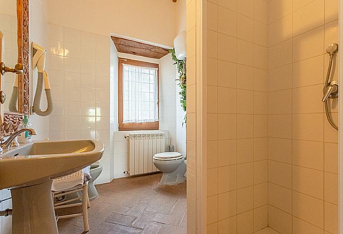 Family bathroom with bath and shower  . - Villa Il Giulione . (Photo Gallery) }}