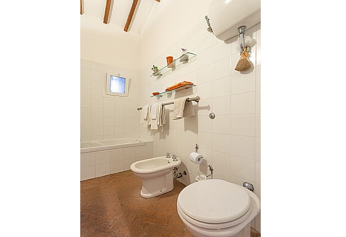 Family bathroom with shower  . - Villa Il Giulione . (Galería de imágenes) }}