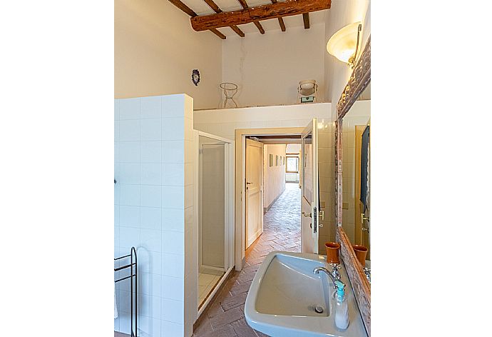 Family bathroom with shower  . - Villa Il Giulione . (Galería de imágenes) }}