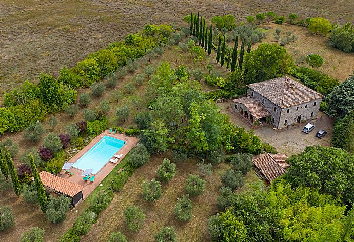 Aerial view of Villa Il Giulione . - Villa Il Giulione . (Galerie de photos) }}