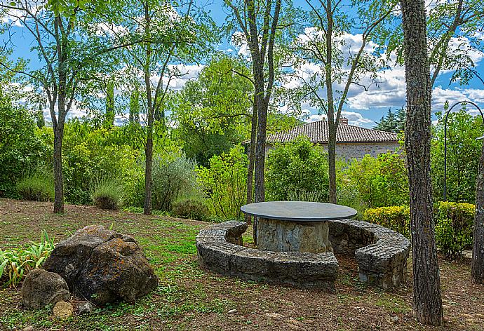 Garden area . - Villa Il Giulione . (Photo Gallery) }}