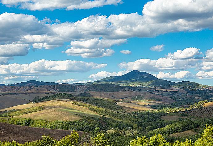 Countryside near Villa Il Giulione . - Villa Il Giulione . (Galerie de photos) }}