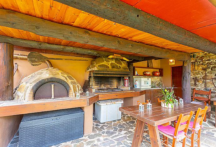 Sheltered terrace area with BBQ and wood-fired oven . - Casa Avocado . (Fotogalerie) }}