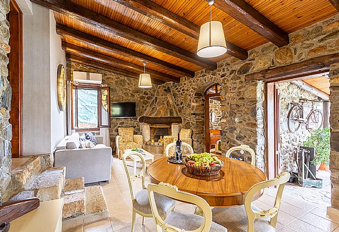 Open-plan living room with sofa, dining area, kitchen, ornamental fireplace, A/C, WiFi internet, satellite TV, and terrace access . - Casa Avocado . (Fotogalerie) }}