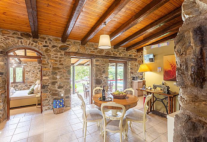 Open-plan living room with sofa, dining area, kitchen, ornamental fireplace, A/C, WiFi internet, satellite TV, and terrace access . - Casa Avocado . (Fotogalerie) }}