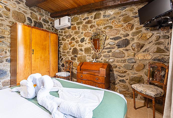 Double bedroom with A/C and TV . - Casa Avocado . (Fotogalerie) }}