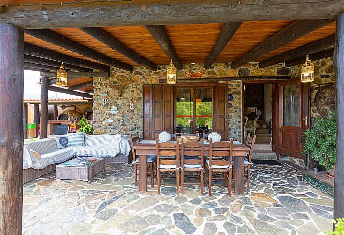 Sheltered terrace area . - Casa Avocado . (Galerie de photos) }}