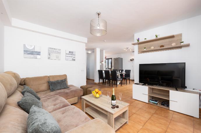 Open-plan living room with sofa, dining area, kitchen, A/C, WiFi internet, and satellite TV . - Villa Bellamar . (Galleria fotografica) }}