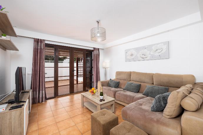 Open-plan living room with sofa, dining area, kitchen, A/C, WiFi internet, and satellite TV . - Villa Bellamar . (Fotogalerie) }}