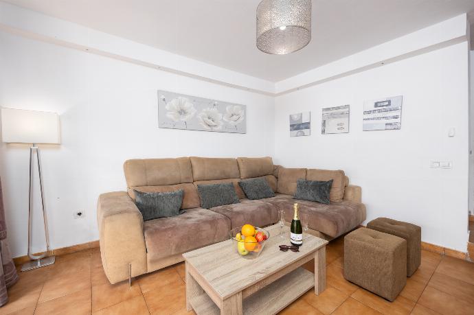 Open-plan living room with sofa, dining area, kitchen, A/C, WiFi internet, and satellite TV . - Villa Bellamar . (Fotogalerie) }}