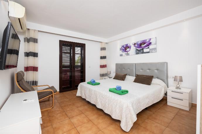 Double bedroom with A/C and TV . - Villa Bellamar . (Photo Gallery) }}