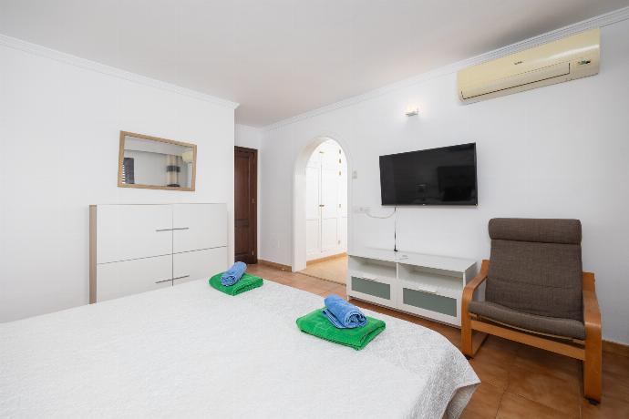 Double bedroom with A/C and TV . - Villa Bellamar . (Галерея фотографий) }}