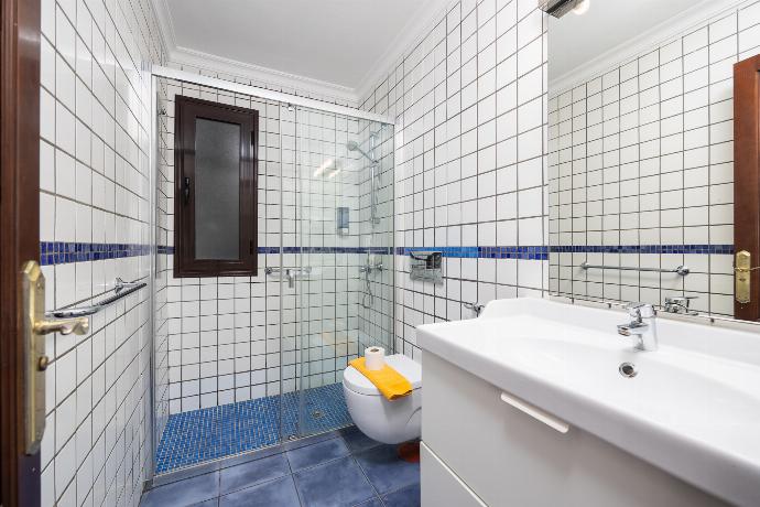 Family bathroom with shower . - Villa Bellamar . (Galería de imágenes) }}