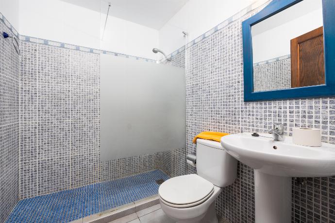 Family bathroom with shower . - Villa Bellamar . (Galleria fotografica) }}