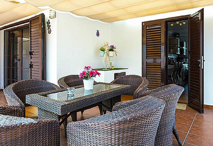 Outdoor dining area . - Villa Bellamar . (Fotogalerie) }}