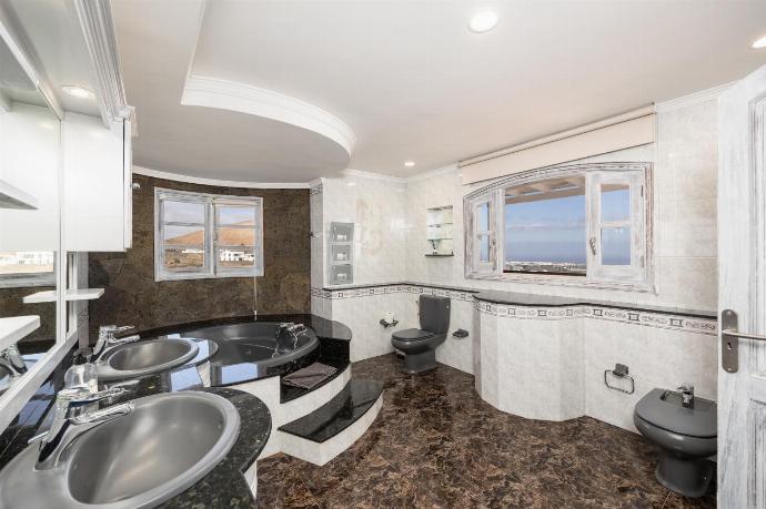 Unit 3: en suite bathroom with jacuzzi . - Villa Oasis de Asomada . (Galerie de photos) }}