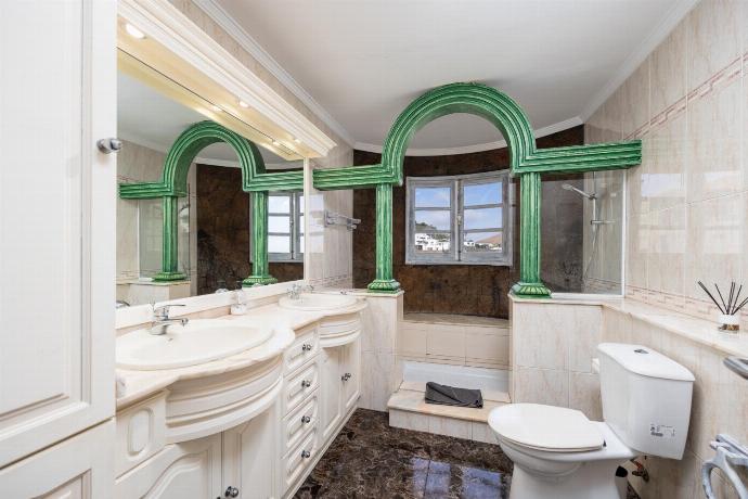 Unit 3: family bathroom with shower . - Villa Oasis de Asomada . (Galería de imágenes) }}