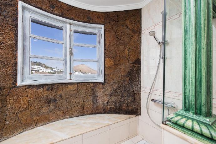 Unit 3: family bathroom with shower . - Villa Oasis de Asomada . (Fotogalerie) }}