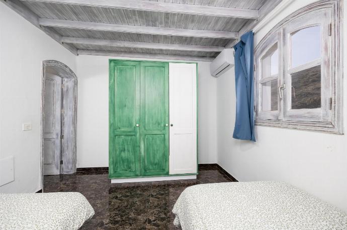 Unit 3: twin bedroom with A/C . - Villa Oasis de Asomada . (Galerie de photos) }}