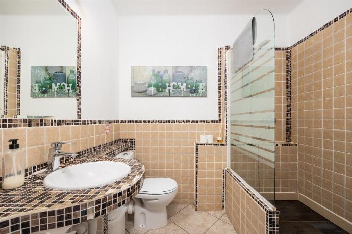 Unit 2: family bathroom with shower . - Villa Oasis de Asomada . (Galleria fotografica) }}