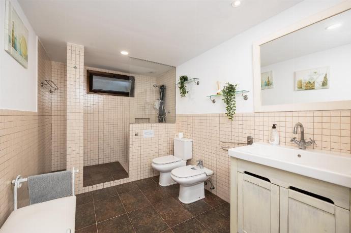 Unit 1: family bathroom with shower . - Villa Oasis de Asomada . (Fotogalerie) }}
