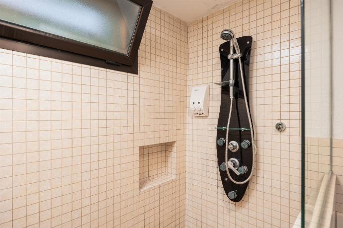 Unit 1: family bathroom with shower . - Villa Oasis de Asomada . (Fotogalerie) }}