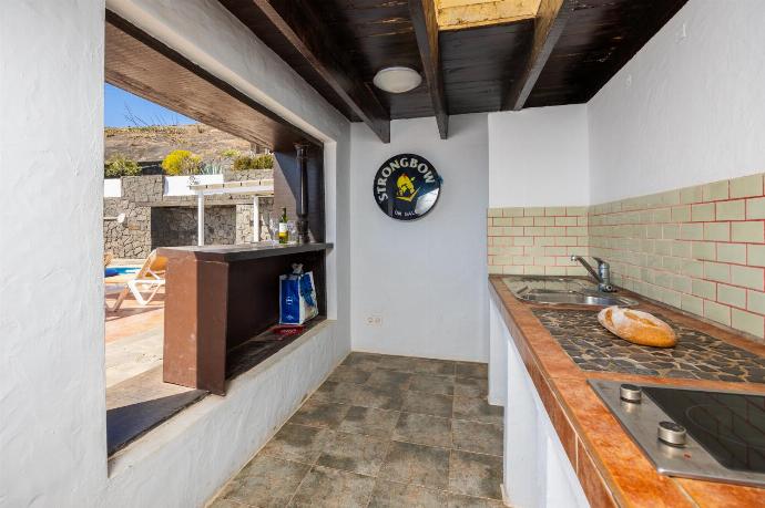 Sheltered terrace area with kitchenette . - Villa Oasis de Asomada . (Photo Gallery) }}