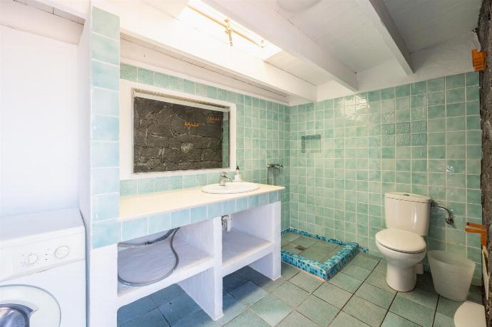 Outdoor family bathroom with shower . - Villa Oasis de Asomada . (Galerie de photos) }}
