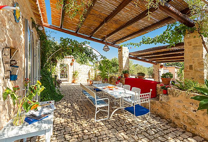 Sheltered terrace area . - Villa Nina . (Photo Gallery) }}